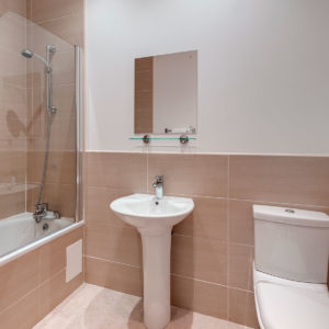 Serviced Apartments Plymouth - 2 Bed Apartment Bathroom